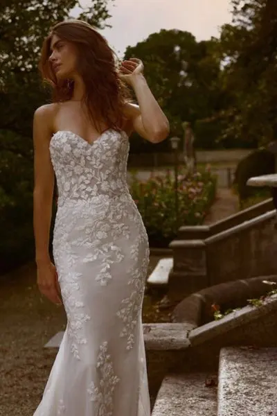 Justin Alexander - Our brides will be drawn to the collection’s modern embellishments, elegant necklines and silhouettes, and impeccable structure.