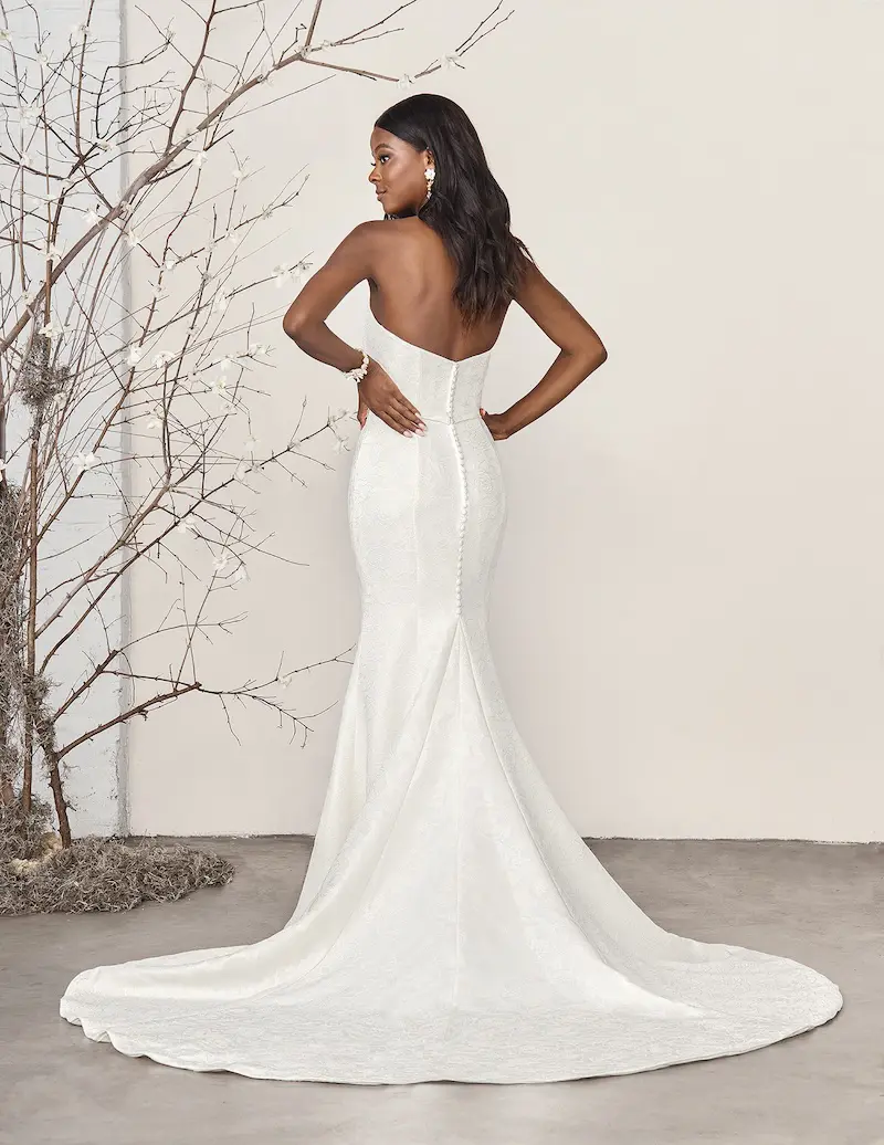 uploads-1738780628565-Melrose_SincerityJA1 Melrose - Ideal for the bride who wants a refined yet fashion-forward aesthetic, this gown exudes confidence and grace.