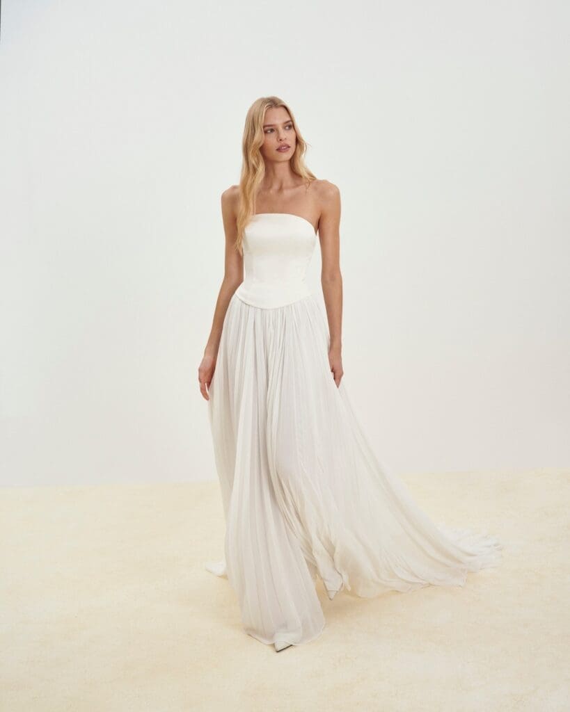 SENSTUDIO offers a fresh perspective on modern bridal fashion while upholding the timeless elegance that defines the brand.